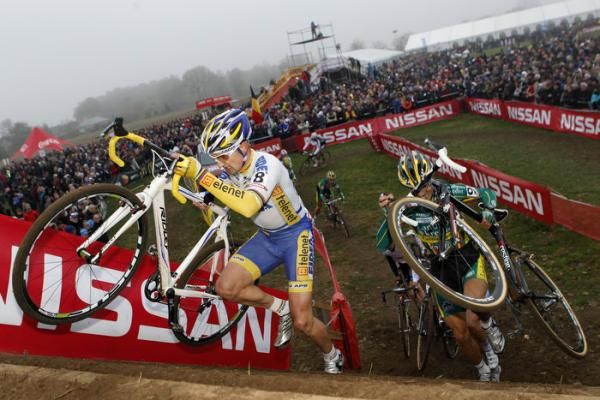 Bart Wellens (Telenet Fidea) attacks the flyover