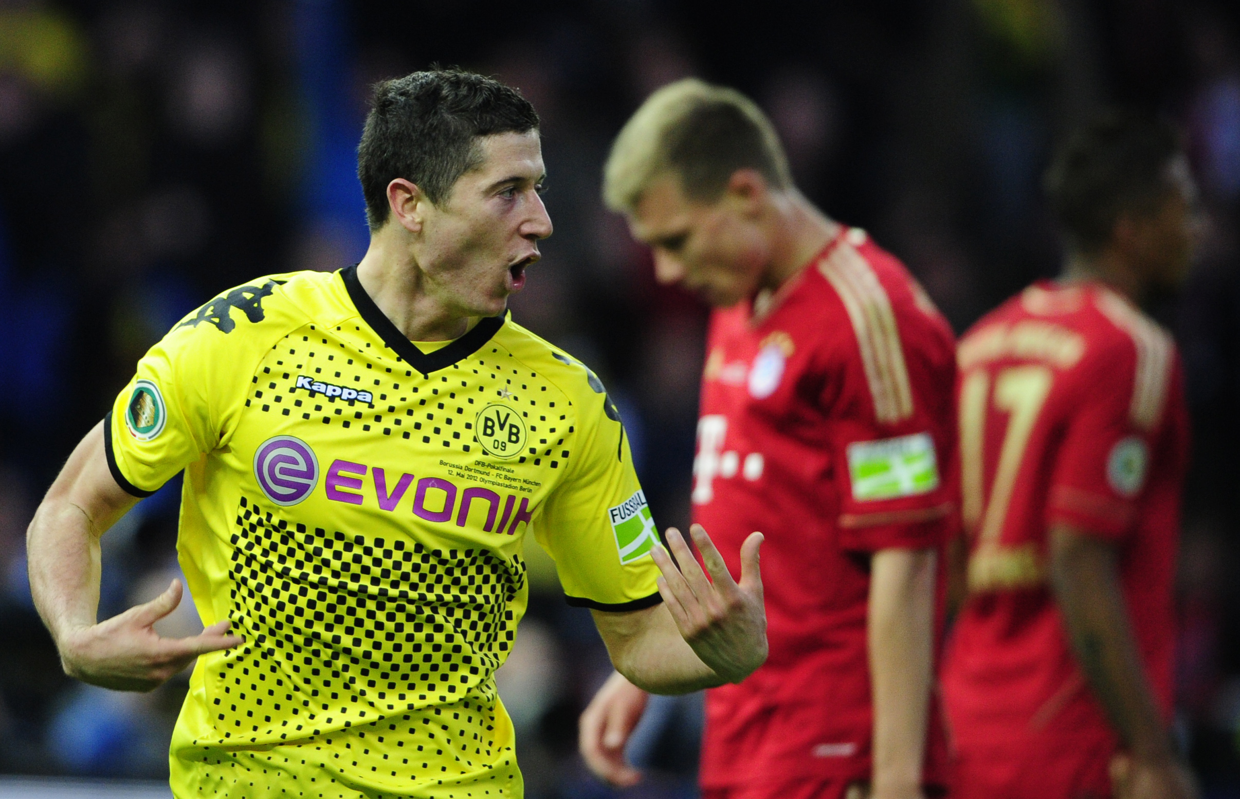 Robert Lewandowski festeggia dopo aver segnato per il Borussia Dortmund contro il Bayern Monaco nella finale di DFB-Pokal del maggio 2012.