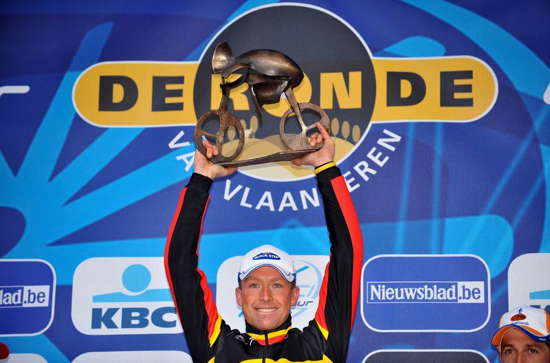Stijn Devolder holds aloft the 2009 winners trophy