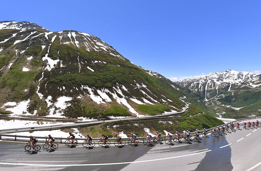 The peloton during stage 6 at Tour de Suisse