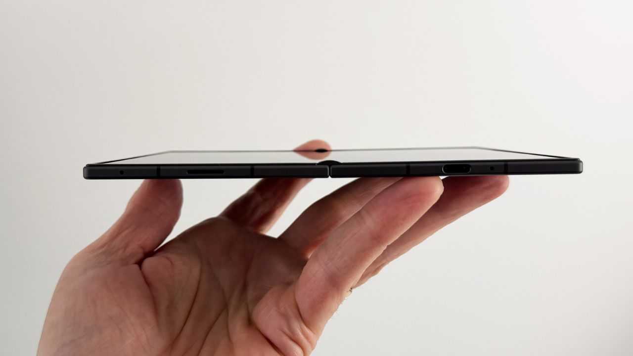 Samsung Galaxy Z Fold 8 Hands On in SK