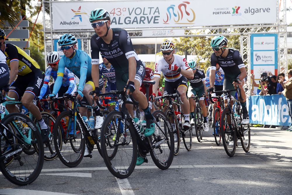 The peloton rolls out for stage 1 at Volta ao Algarve