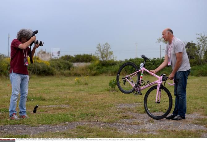 Yukiya Arashiro's pink Colnago