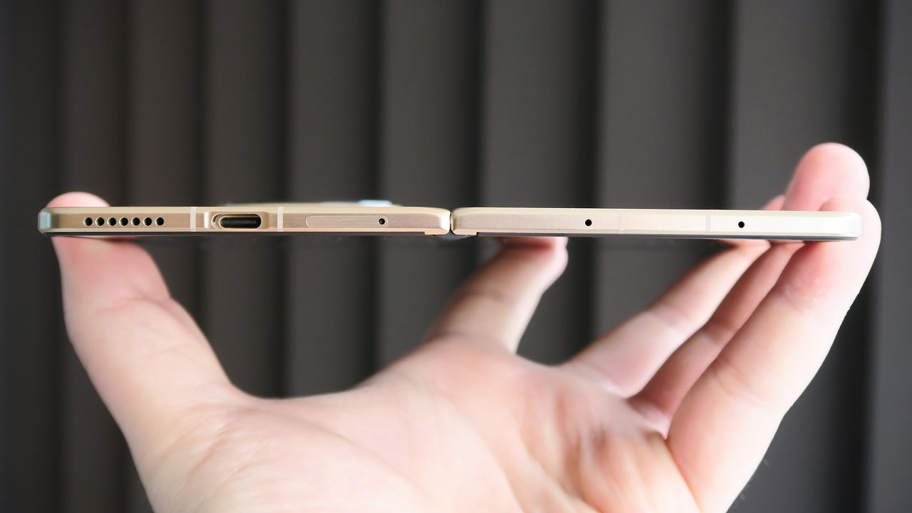Honor Magic V6 hands on thickness open