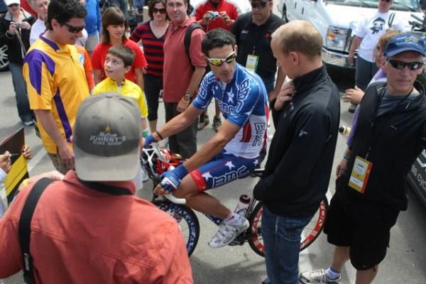 Hincapie attracts a crowd