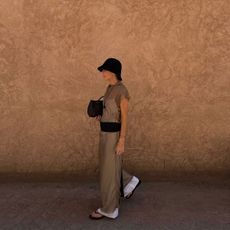 @hannahlewisstylist fashionable flip flops outfit