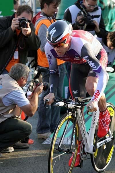 Cadel Evans (Silence Lotto) pushes off