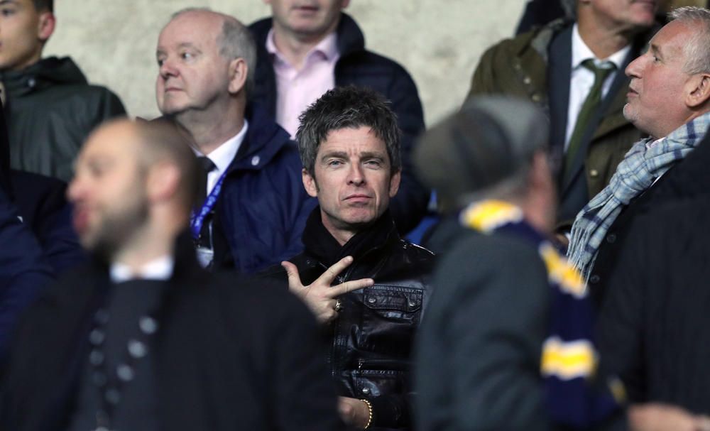Noel Gallagher sings Wonderwall during City’s dressing room title