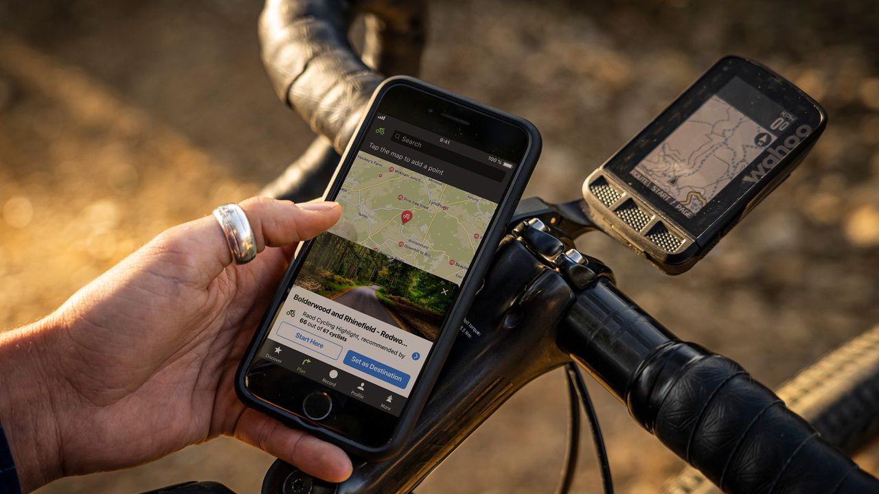 A cyclist using komoot