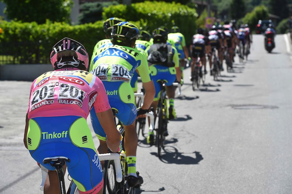 Tinkoff-Saxo take care of their race leader during stage 17.