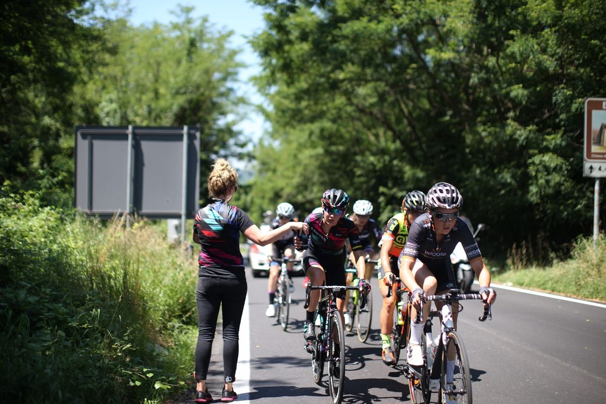 Canyon-SRAM's Beth Duryea on bidon duty