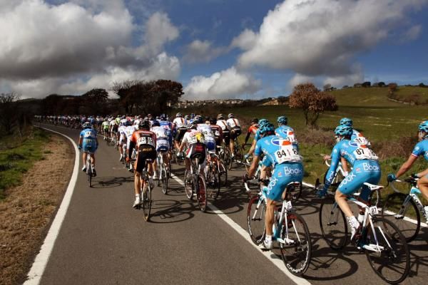BBox Bouygues Telecom cruise at the back of the peloton