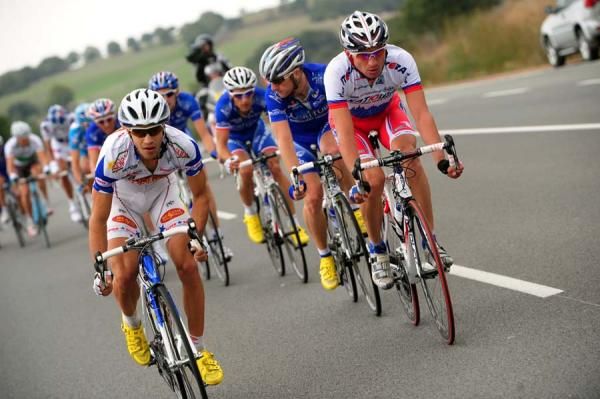 A Besson Chaussures - Sojasun rider swings off to let Sergei Ivanov (Katusha) do his service in the wind.