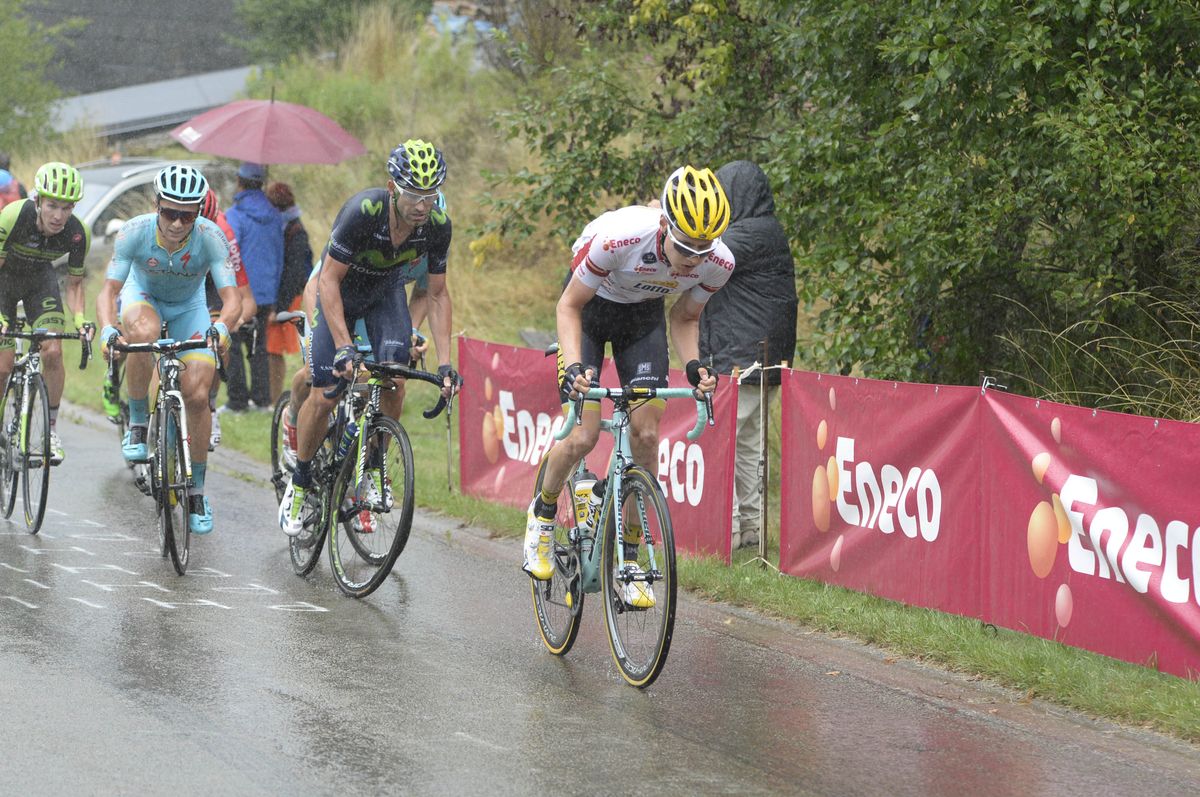 Wilco Kelderman fights to stay with the main group