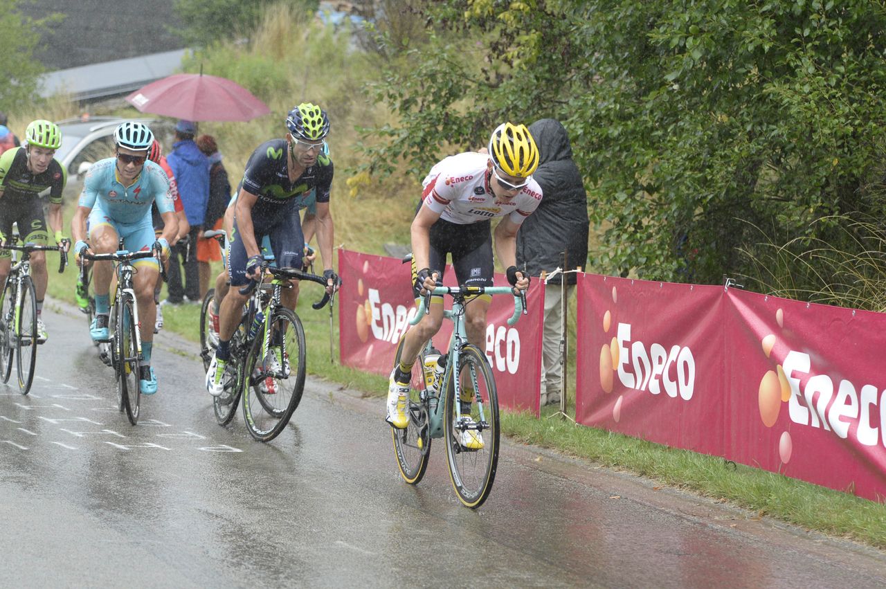 Wilco Kelderman fights to stay with the main group