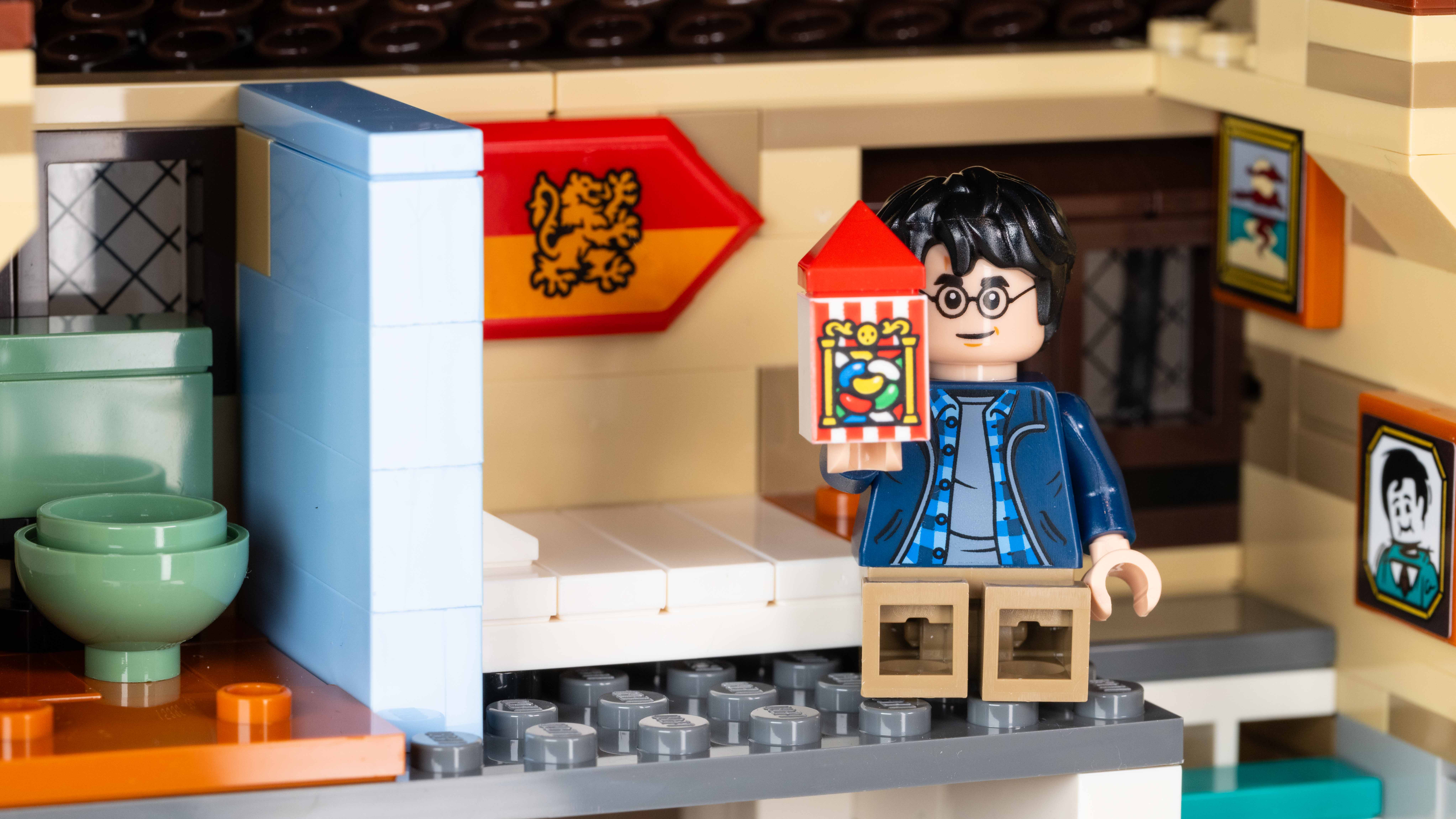 Lego Privet Drive: Aunt Marge's Visit (76451) Harry's bedroom, with Harry sat on his bed  