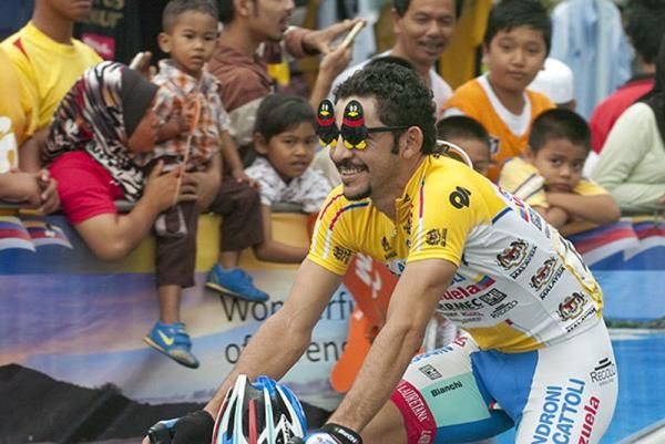 You know the race is almost done and dusted when the yellow jersey starts clowning around: Jose Serpa (Androni Giocattoli) prior to stage nine.
