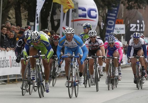 Francesco Chicchi (Liquigas-Doimo) and Mattia Gavazzi (Colnago-CSF Inox) go mano-a-mano
