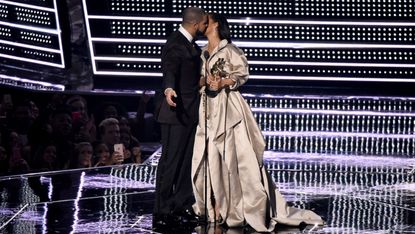 Rihanna kissed on stage