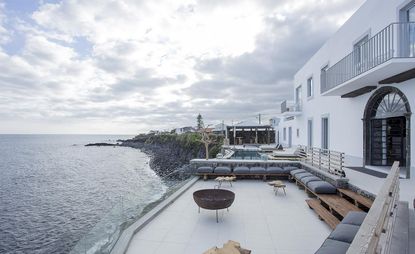 Beautiful 18th-century summer house built on the cliffs facing the ocean. The tiled patio has plenty of seats and a boma is ready to make a fire.