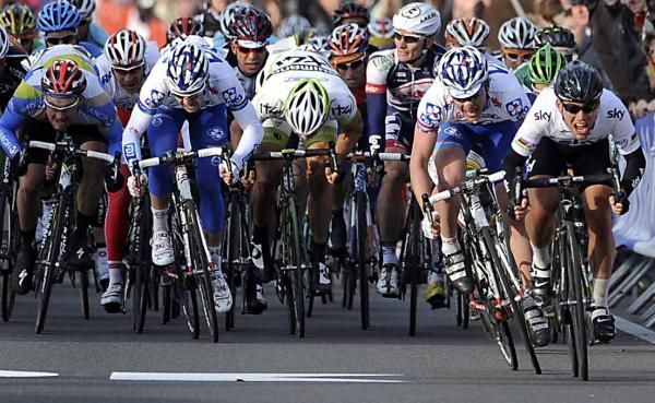 Try as he might, Yauheni Hutarovich (FDJ-BigMat) couldn't pass Mark Cavendish (Sky).