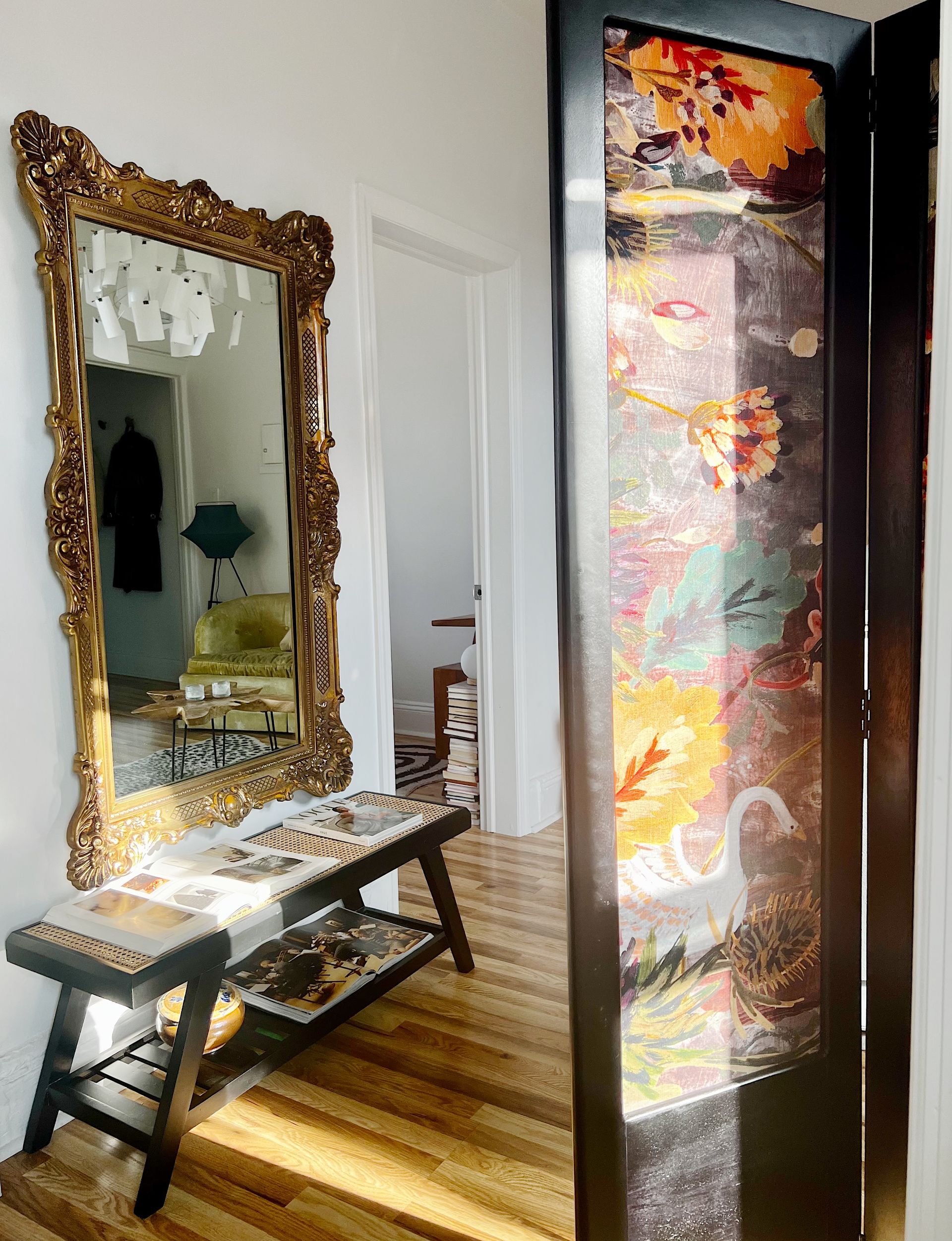 Apartemen dengan cermin emas dan bangku