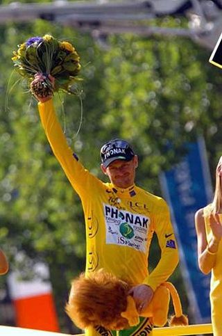 Floyd Landis (Phonak) salutes in the maillot jaune