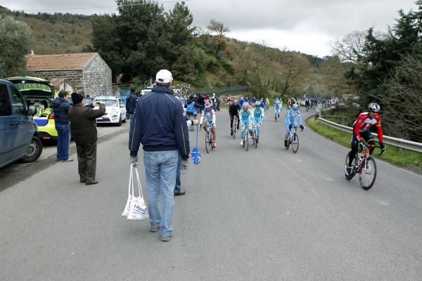 Many in the chasing peloton climbed off at the feed