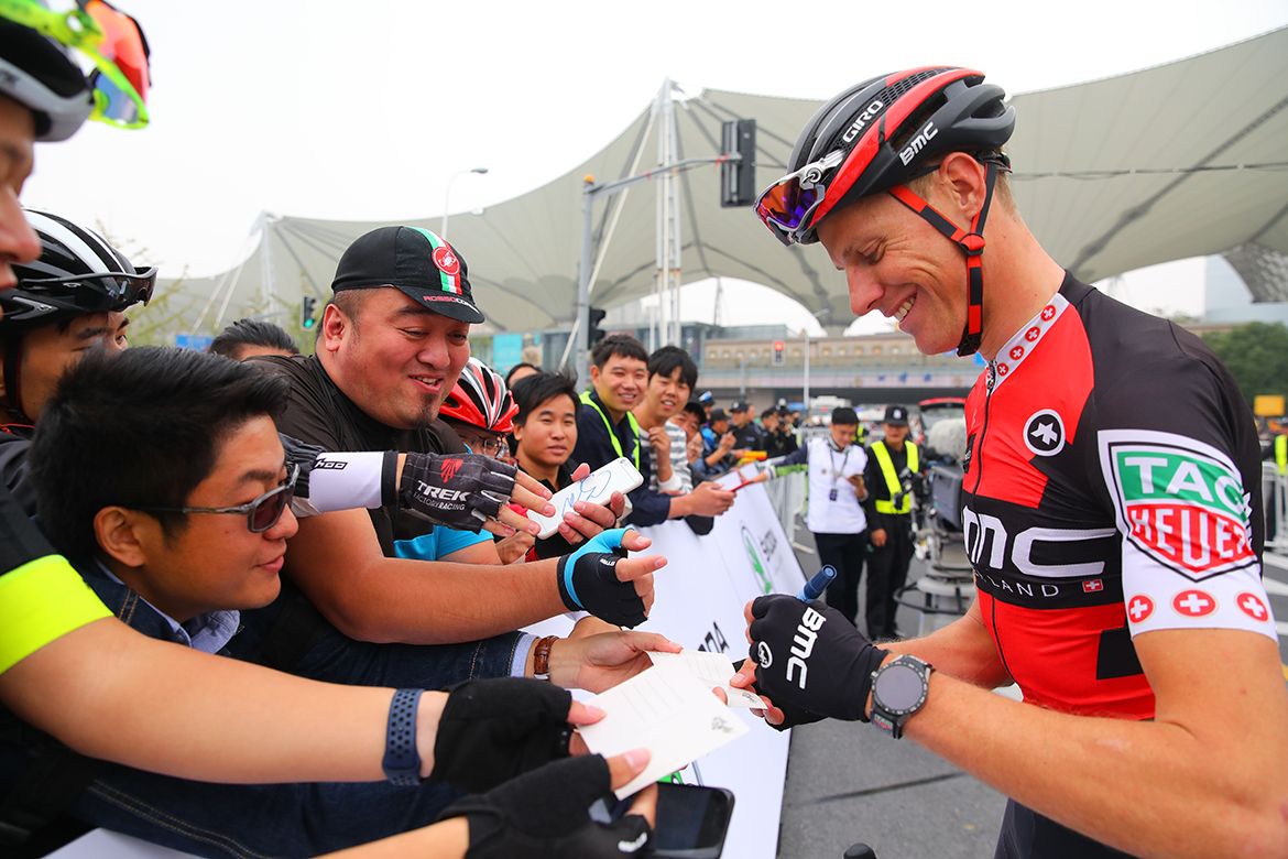 Michael Schar signs autographs