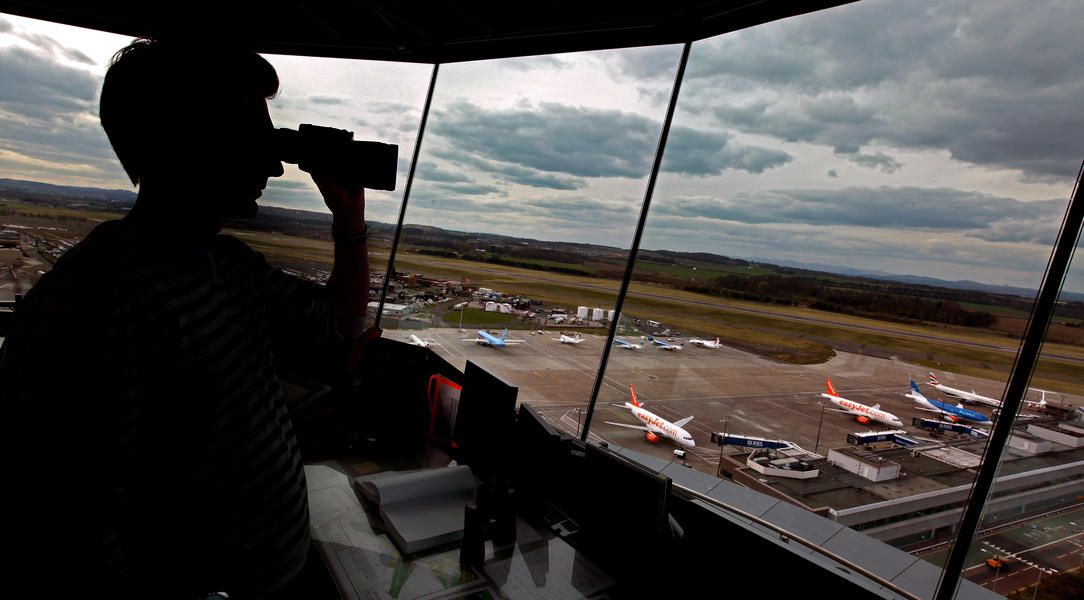 Air traffic controller&amp;#039;s dumb joke forces plane to abort landing