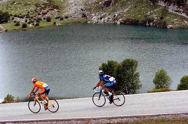 Descending down to the lake during stage 14