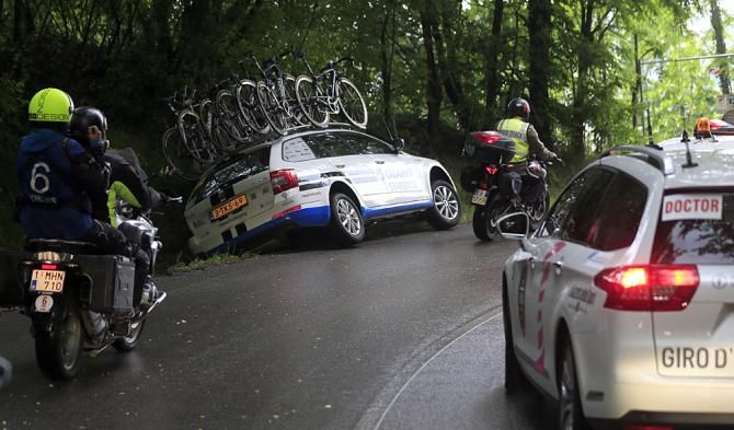 It's not just riders who crash - the Giant-Shimano car did a little off-roading on stage 17