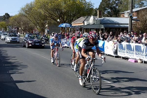 A great crowd in Buninyong urged on the leading four as they left the home straight with a lap to go.