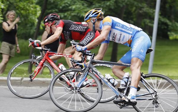 Danny Summerhill and Chris Barton (l) corner together in the break.