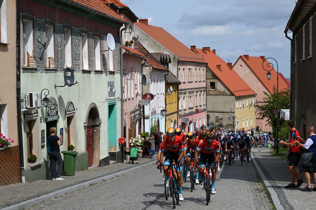 DUSZNIKIZDROJ POLAND JULY 31 LR Fran Miholjevi of Croatia Andrea Pasqualon of Italy and Team Bahrain Victorious and a general view of the peloton competing during the 80th Tour de Pologne 2023 Stage 3 a 1623km stage from Walbrzych to DusznikiZdroj 668m UCIWT on July 31 2023 in DusznikiZdroj Poland Photo by Dario BelingheriGetty Images