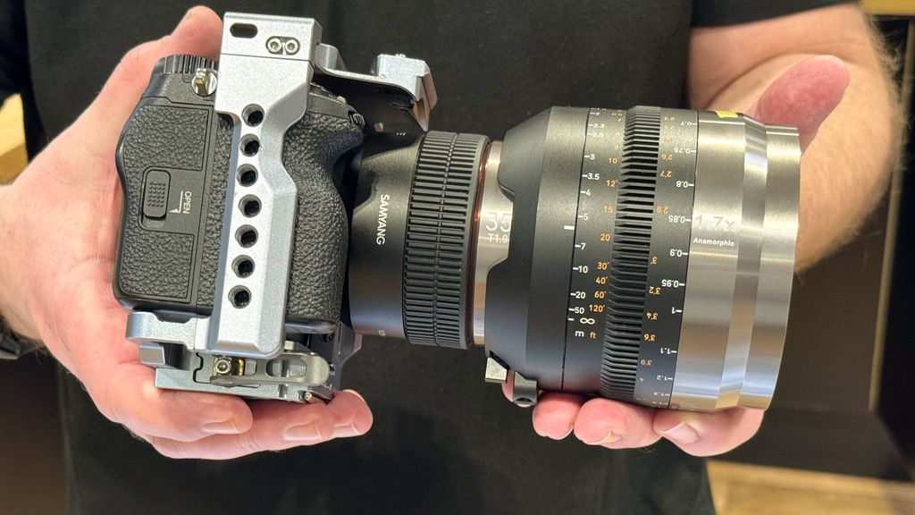 Samyang's ingenious attachment turns its VAF lenses anamorphic