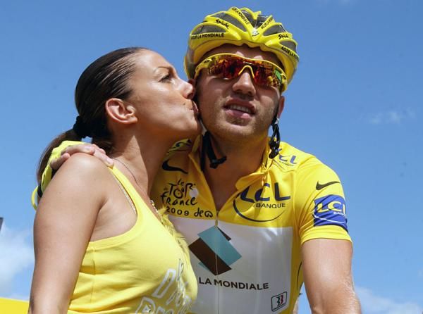 Rinaldo Nocentini gets a kiss from his wife prior to the start of stage 11 in Vatan.