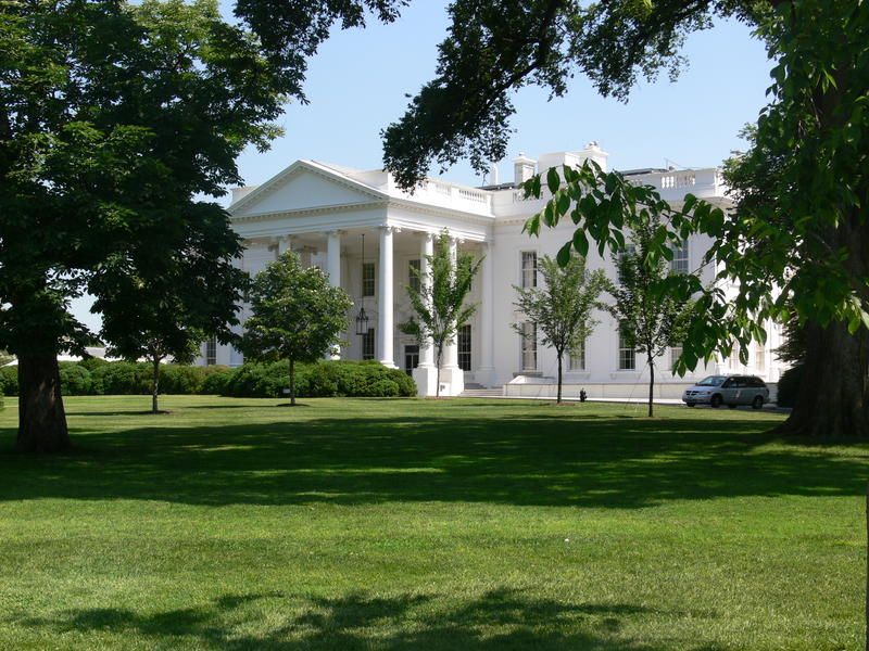 Intruder jumps fence, breaks into White House minutes after Obama departs