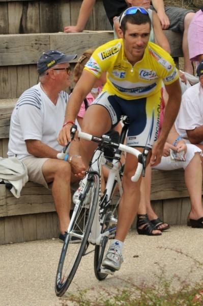Romain Feillu heads to the start of stage 2.