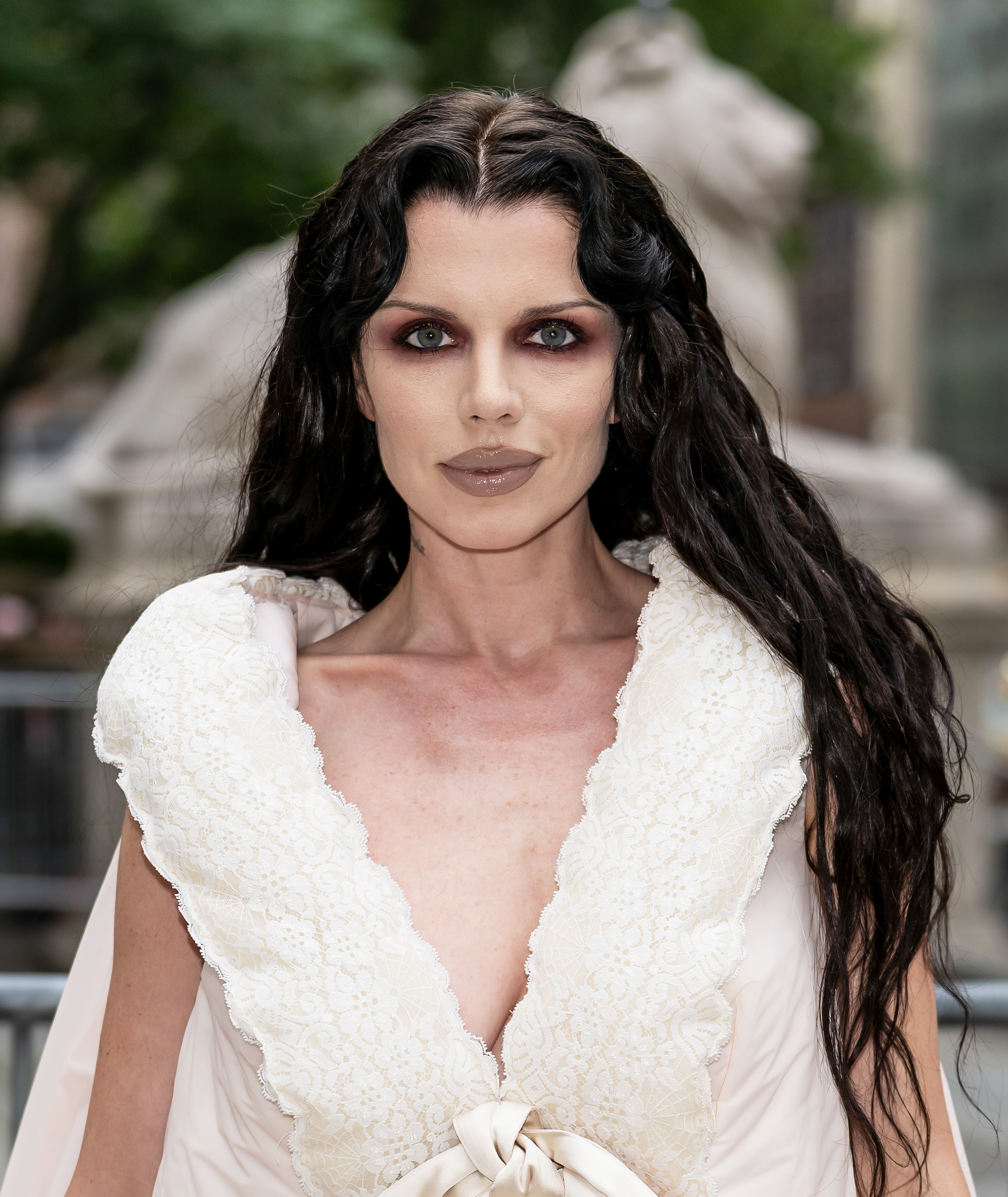 Julia Fox with grungy hair and makeup for the Marc Jacobs show