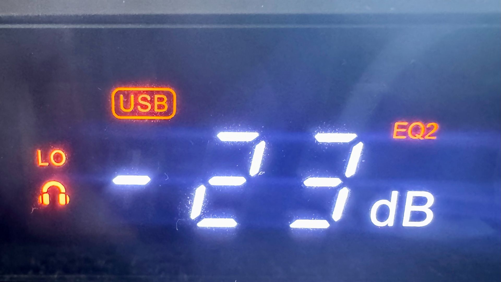 Fascia panel and LED display of the Topping DX1 II DAC