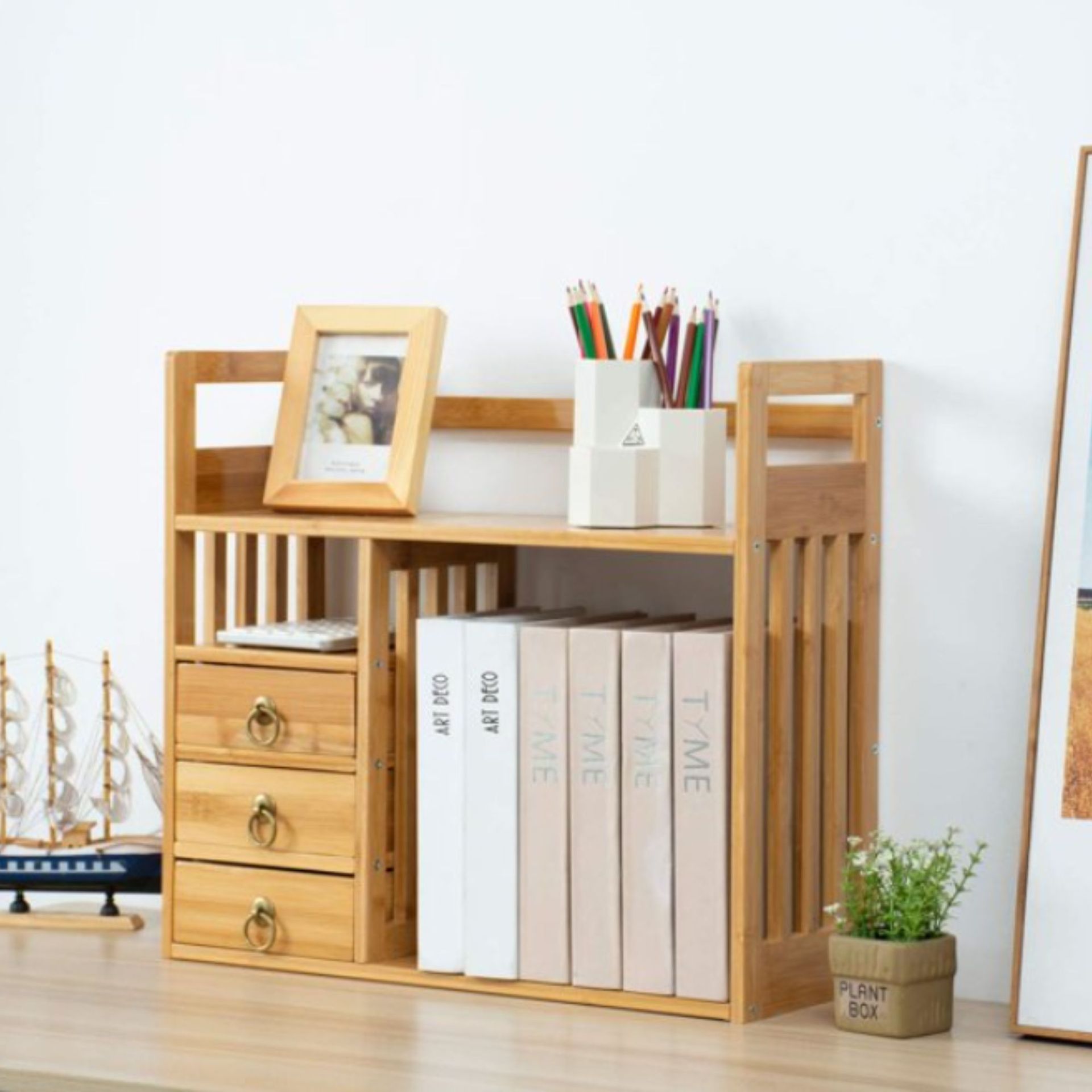 Penyelenggara meja kayu di atas meja