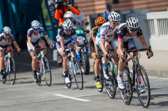 Tayler Wiles (Specialized-lululemon) drives the chase group.