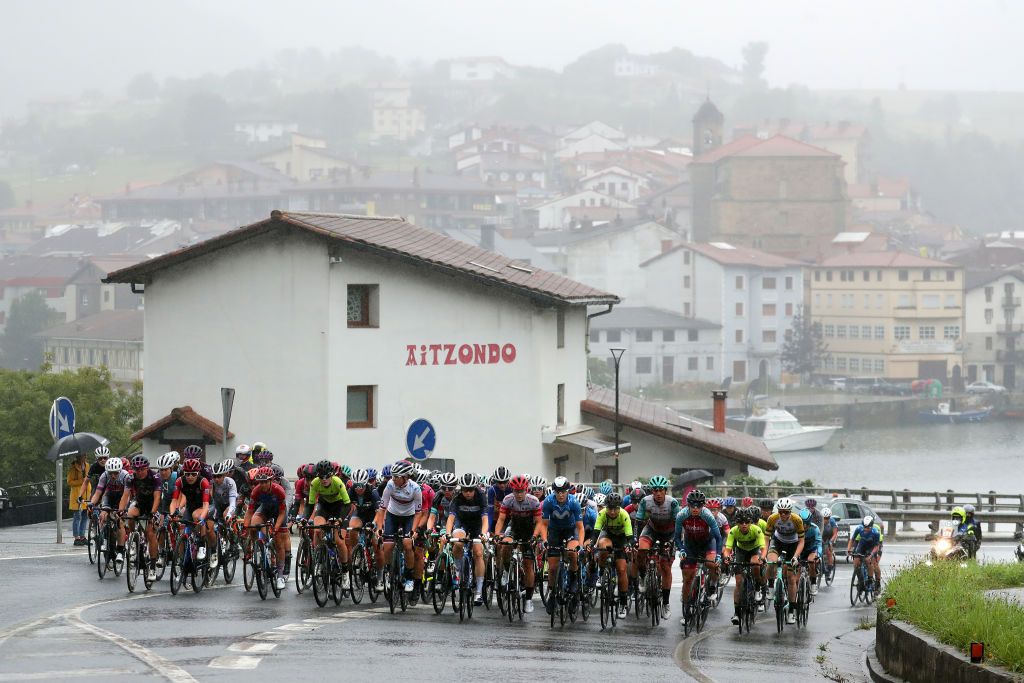 SAN SEBASTIAN SPAIN JULY 31 A general view of the peloton passing through Aitzondo Neighbourhood during the 3rd Donostia San Sebastian Klasikoa Women 2021 a 1398km race from DonostiaSan Sebastian to DonostiaSan Sebastian Klasikoa KlasikoaWomen UCIWWT on July 31 2021 in San Sebastian Spain Photo by Gonzalo Arroyo MorenoGetty Images