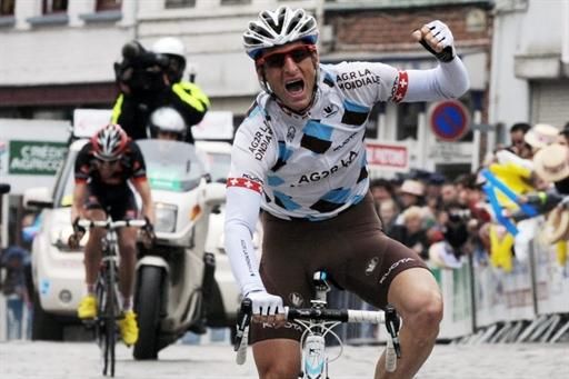 Martin Elmiger (Ag2R-La Mondiale) wins the stage, ahead of Rui Costa (Caisse d'Epargne)