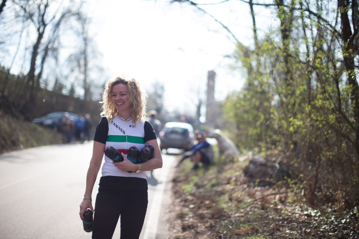 Canyon//SRAM's Beth Duryea on bidon duty