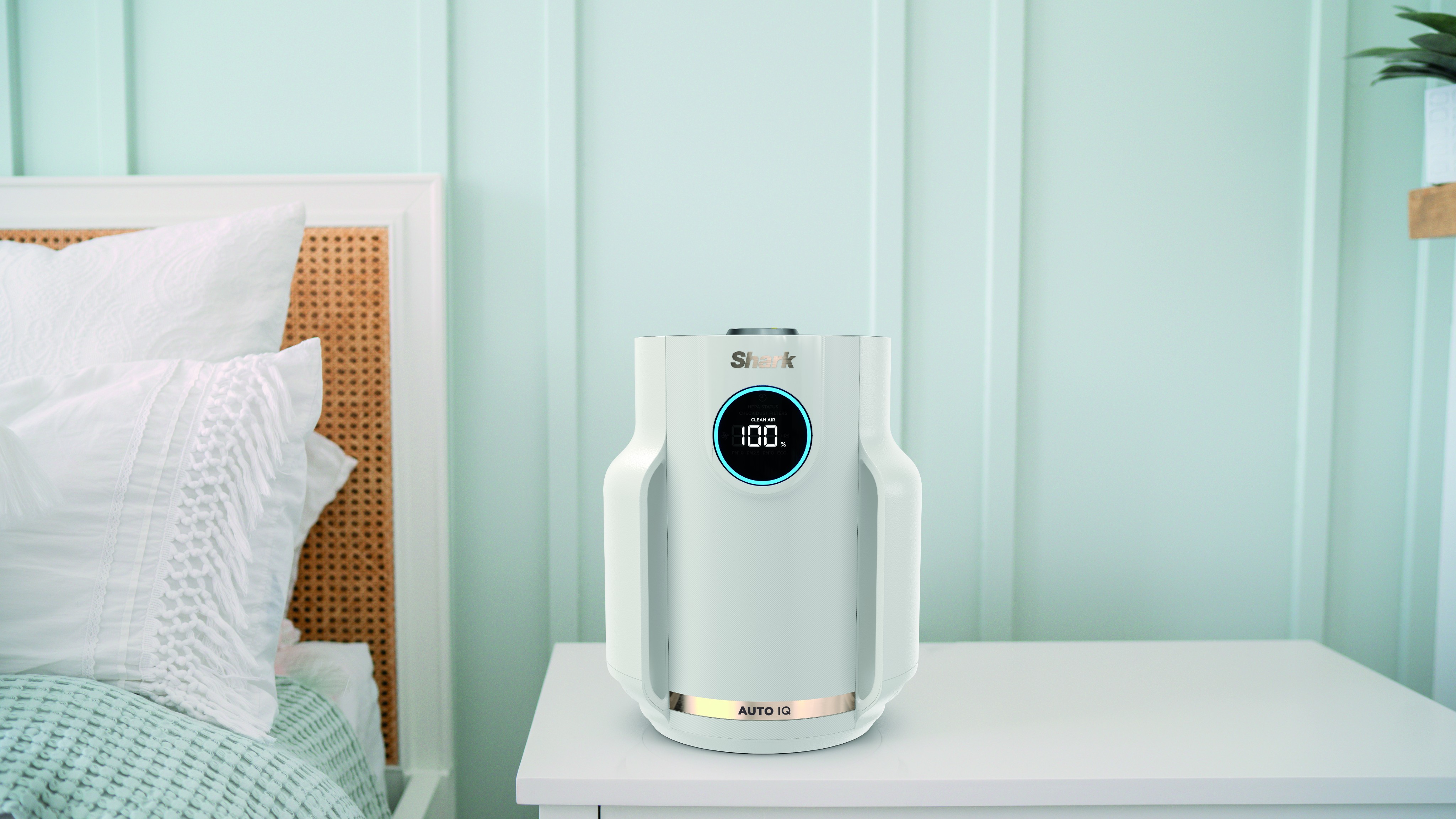 Shark NeverChange Air Purifier står på et natbord