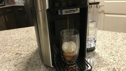 De&#039;Longhi TrueBrew pouring an iced espresso