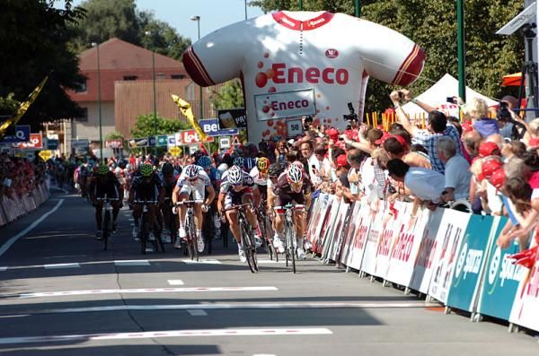 Jurgen Roelandts (Lotto Belisol) starts to come around Giacomo Nizzolo (RadioShack-Nissan) in the closing meters of stage 5.