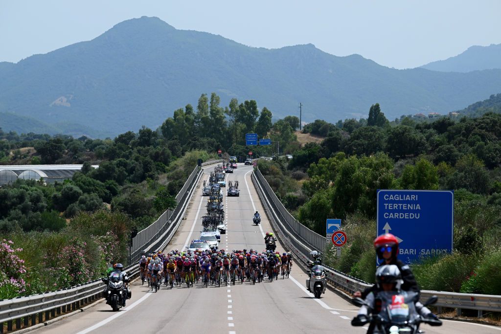TORTOLI ITALY JULY 01 A general view of the peloton competing during the 33rd Giro dItalia Donne 2022 Stage 2 a 1065km stage from Villasimius to Tortoli GiroDonne UCIWWT on July 01 2022 in Tortoli Italy Photo by Dario BelingheriGetty Images
